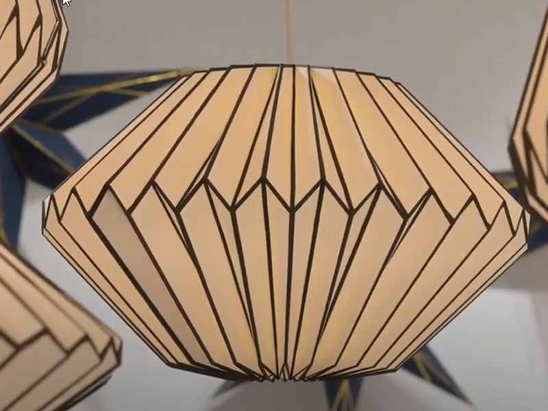 Ein Lampenschirm aus Papier gefaltet.